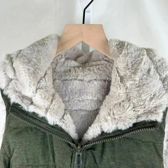 Be Boundless Size Medium Faux Fur Vest Reversible Outdoors Hiking - Picture 14 of 16